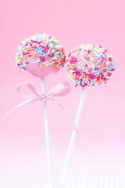 Gâteau rose pops décoré avec des paillettes colorées . — Photo