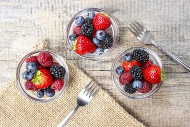 Yukarıdan küçük şeffaf kase meyve salatası