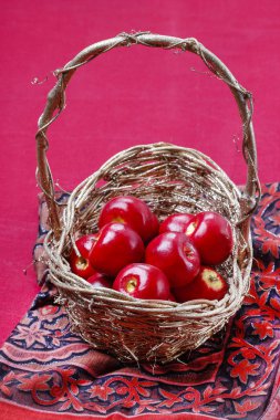 sepet elma kırmızı zemin üzerine
