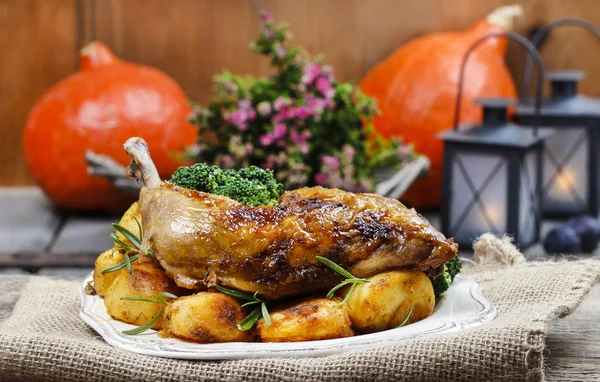 Roasted chicken with vegetables on wooden table — Stock Photo, Image