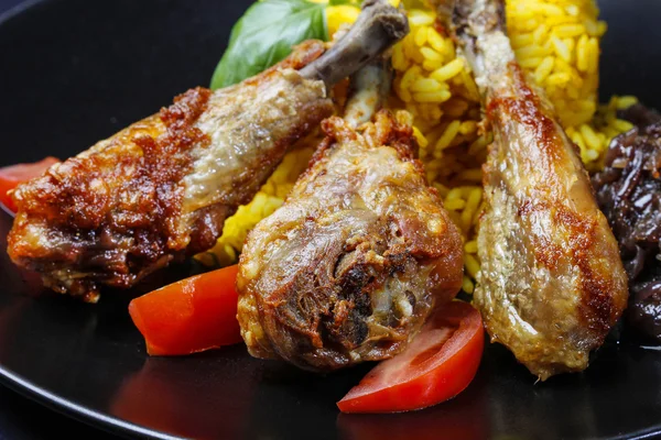 Roasted chicken with vegetables on black plate — Stock Photo, Image