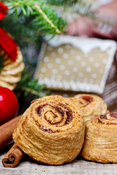 Cinnamon rolls in christmas setting. Selective focus — Stock Photo, Image