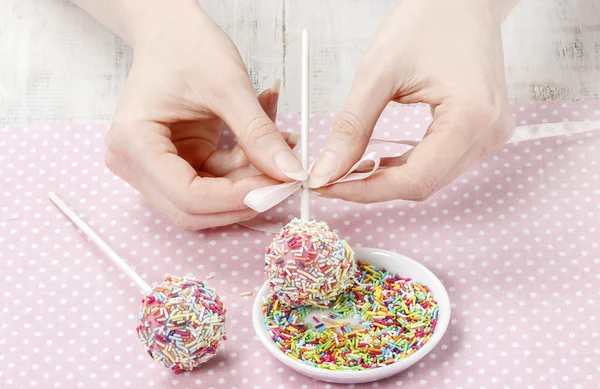 Decorating cake pops with colorful sprinkles — Stock Photo, Image