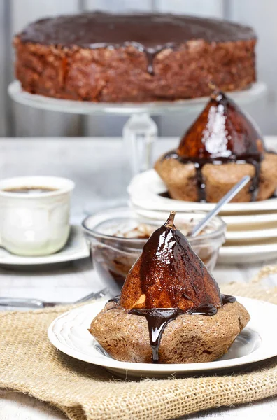 Päron i kaka med choklad sås — Stockfoto