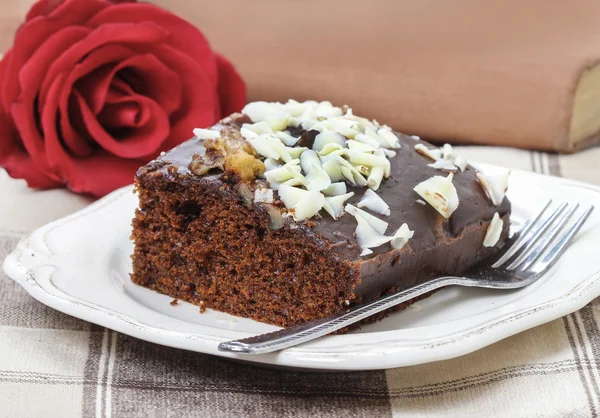 Пряничный торт с шоколадом и фундуком. Селективный фокус — стоковое фото