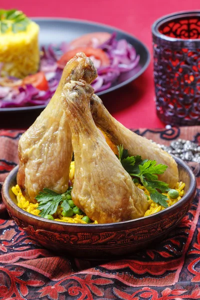 Cuisine indienne : poulet rôti au riz et pois verts — Photo