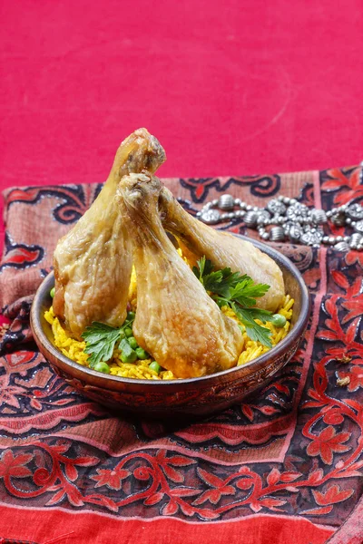 Indian cuisine: roasted chicken with rice and green peas — Stock Photo, Image
