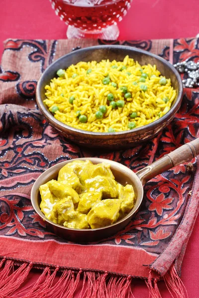 Pollo al curry con guisantes verde y arroz basmati — Stok fotoğraf