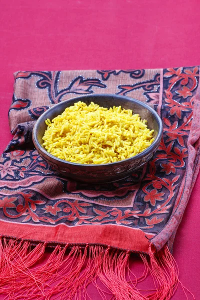 Cuisine indienne. Bol de riz bouilli sur fond rouge — Photo