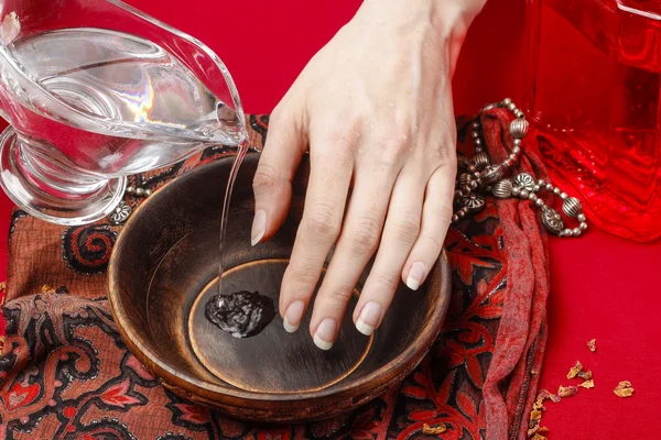 Mujer en un salón de uñas recibiendo una manicura — Foto de Stock