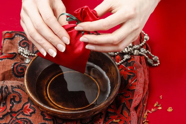 Mujer en un salón de uñas recibiendo una manicura — Foto de Stock