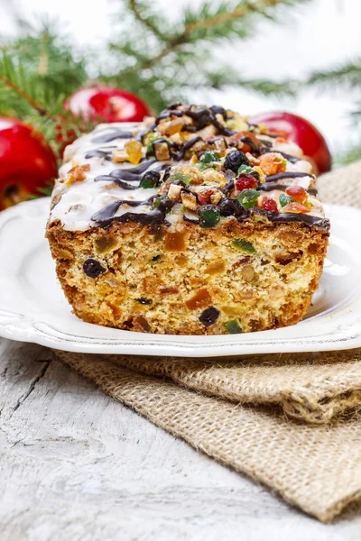Фруктовый пирог с сушеными фруктами и орехами в праздничной обстановке — стоковое фото