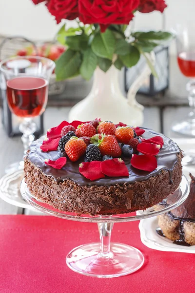 Schokoladenkuchen mit Erdbeeren. Geburtstagstisch — Stockfoto