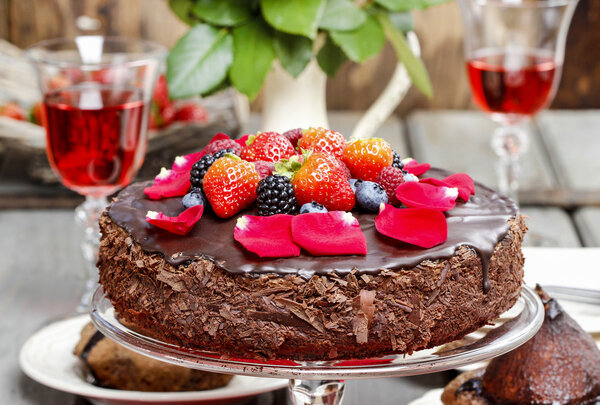 Шоколадный торт с клубникой. День рождения стол
