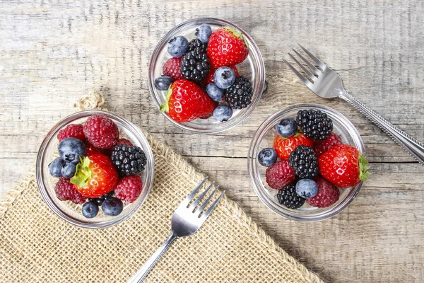 Top view of fruit salad in small transparent bowls — Stock Photo, Image