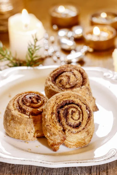 Rollos de canela en el ajuste de Navidad — Foto de Stock