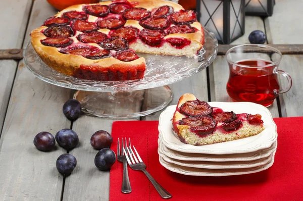 Torta di prugne in autunno impostazione partito — Foto Stock