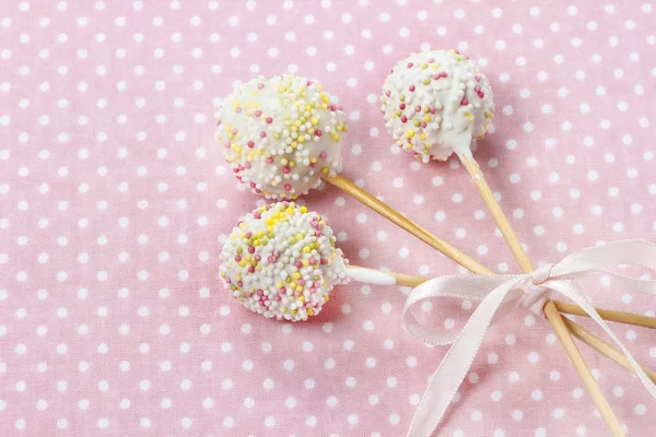 Bolo branco aparece no fundo pontilhado rosa — Fotografia de Stock