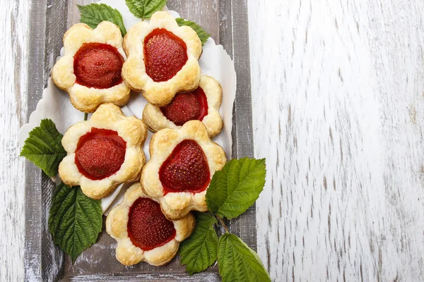 Puff pastry cookies filled with fresh strawberries — Stock Photo, Image