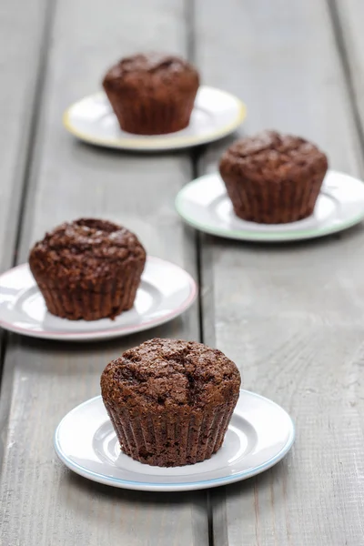 Čokoládové muffiny před zdobení na dřevěný stůl — Stock fotografie