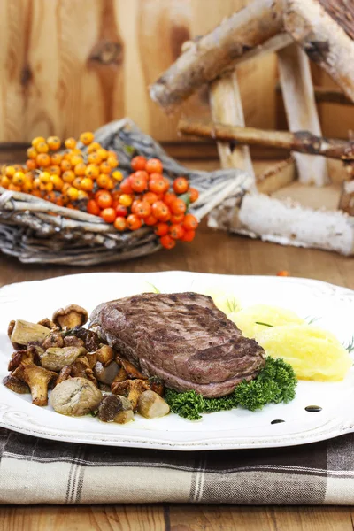 Roasted beef with mushrooms in autumn setting. Rowan berry — Stock Photo, Image