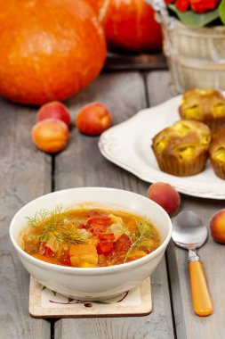 ahşap masa üzerine domates ve biber çorbası kase. sonbaharda ayar.