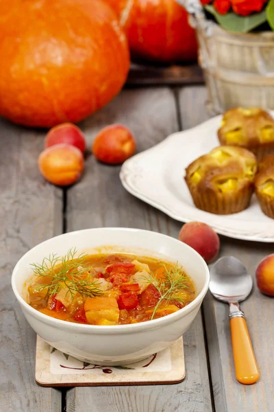 Bowl of tomato and pepper soup on wooden table. Autumn setting. — Stock Photo, Image