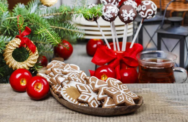 Christmas gingerbread cookies on wooden tray. Selective focus — Stock Photo, Image