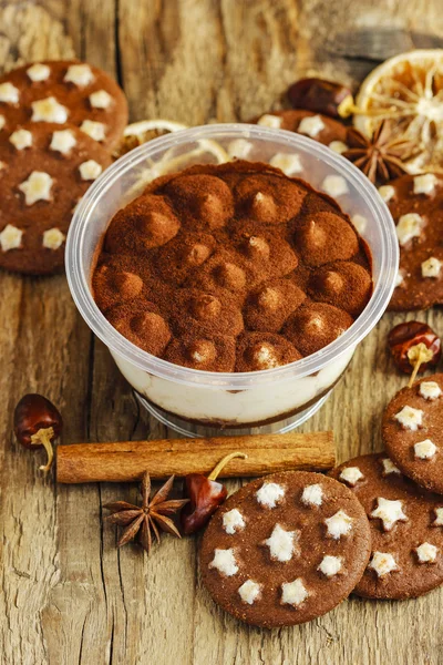 Tiramisu dessert among chcolate cookies. Italian sweets — Stock Photo, Image