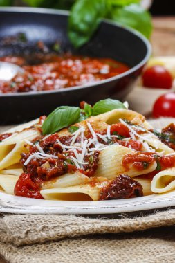 kurutulmuş domates ile penne. İtalyan yemekleri, lezzetli yemek