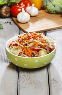 yeşil noktalı kase taze sebze salatası. çiğ sebze