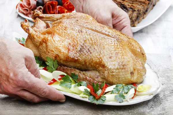 Canard cuit sur une table en bois. Plat de Noël populaire — Photo