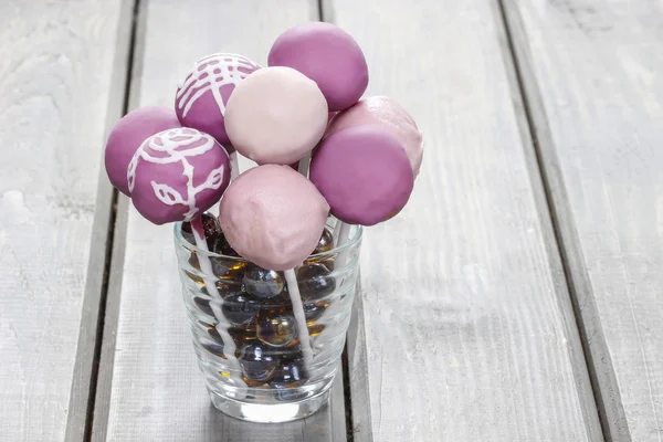 Violette, lila und rosa Cake Pops. perfektes Party-Dessert — Stockfoto