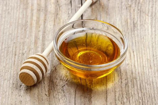 Bowl of honey on wooden table. Symbol of healthy living — Stock Photo, Image