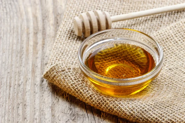Schale mit Honig auf Holztisch vorhanden. Symbol für gesundes Leben — Stockfoto