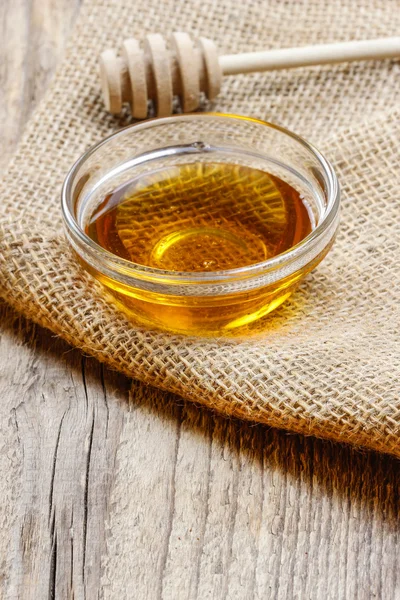 Bowl of honey on wooden table. Symbol of healthy living — Stock Photo, Image