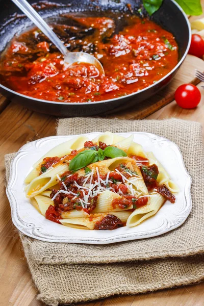 Penne con tomates secos. Cocina italiana, deliciosa, plato —  Fotos de Stock