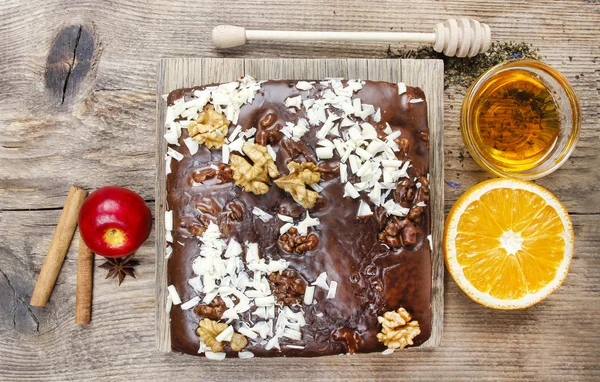 Vue du dessus du gâteau au pain d'épice au chocolat et aux noisettes — Photo