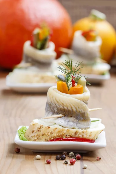 Rouleaux de hareng marinés aux légumes — Photo