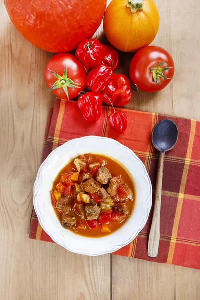 Tomato soup with fresh vegetables and meat — Stock Photo, Image