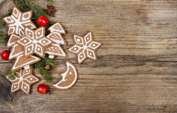 Biscoitos de Natal em fundo de madeira — Fotografia de Stock