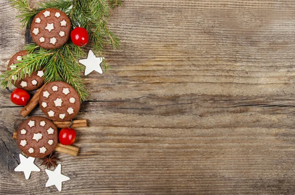 Kerstkoekjes op houten ondergrond — Stockfoto