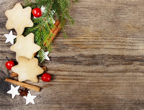 Kerstkoekjes op houten ondergrond — Stockfoto