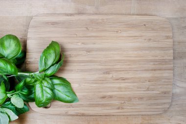 Ahşap arka planda fesleğen yaprakları. Boşluğu kopyala