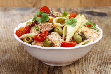 ahşap masa üzerine somon salata