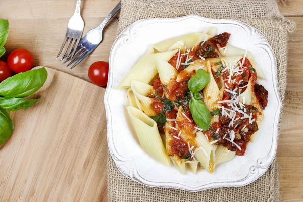 Penne von oben mit getrockneten Tomaten. Italienische Küche — Stockfoto
