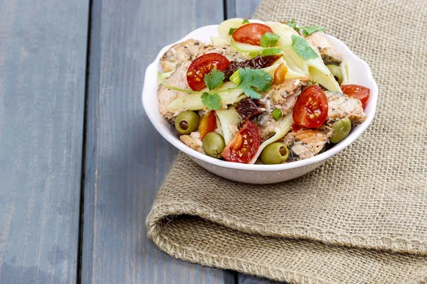 Lax sallad på träbord — Stockfoto