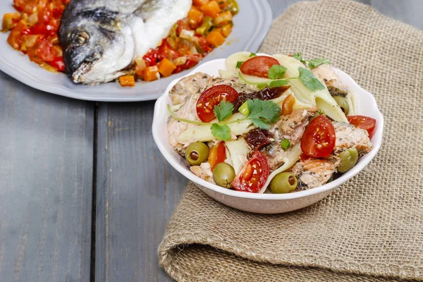 Ensalada de salmón sobre mesa de madera — Foto de Stock