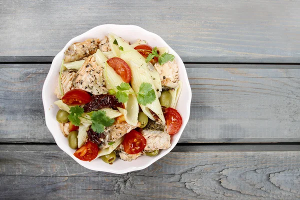 Zalm salade op houten tafel — Stockfoto