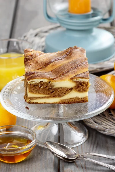 Toffee ve vanilyalı kek üzerine saydam cam pastası parçası stand — Stok fotoğraf